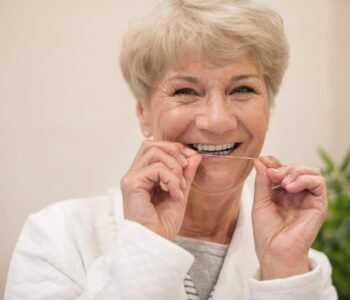 Uso do fio dental pode estar associado à redução do risco de AVC e arritmias, afirma cirurgião-dentista baiano