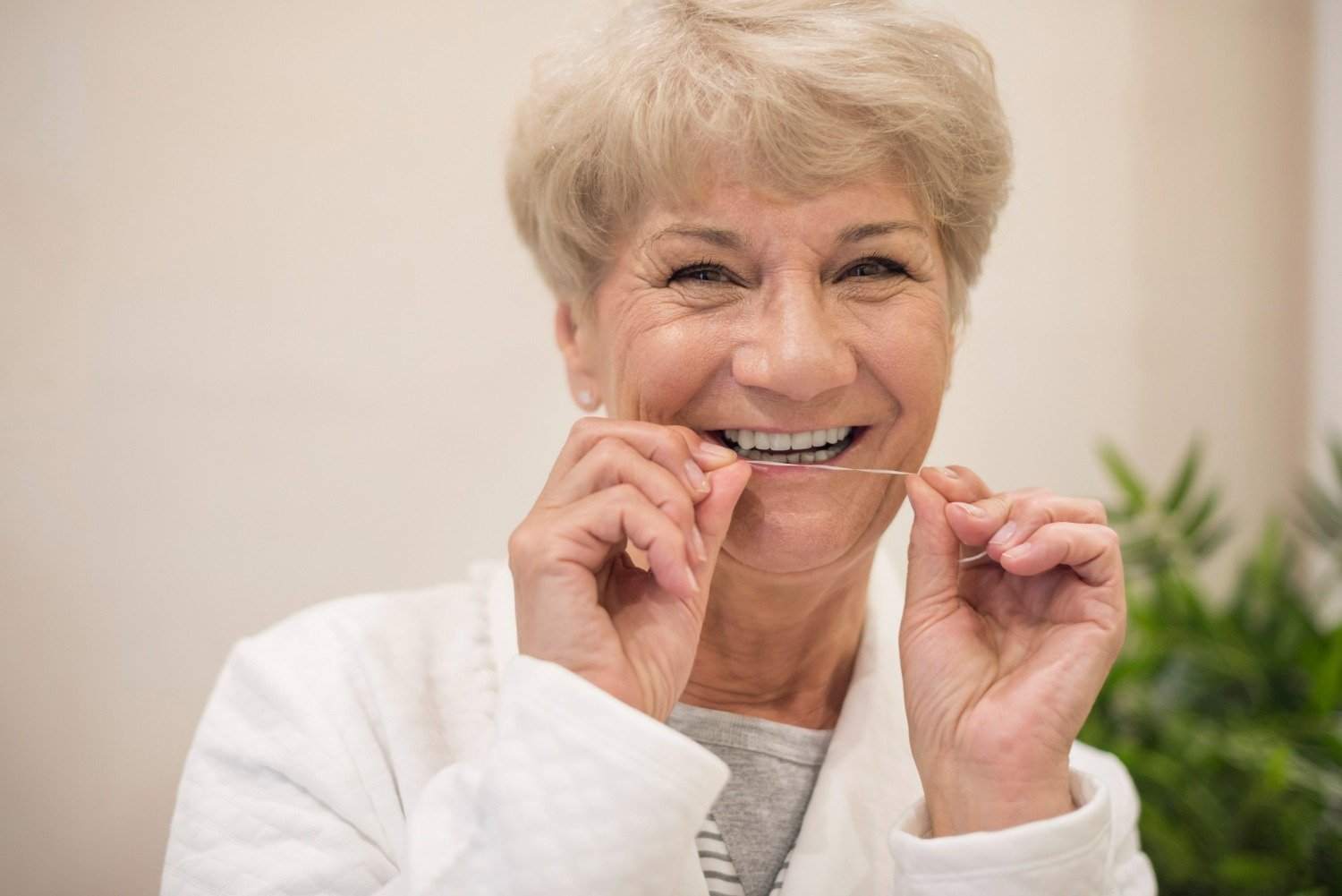 No momento você está vendo Uso do fio dental pode estar associado à redução do risco de AVC e arritmias, afirma cirurgião-dentista baiano