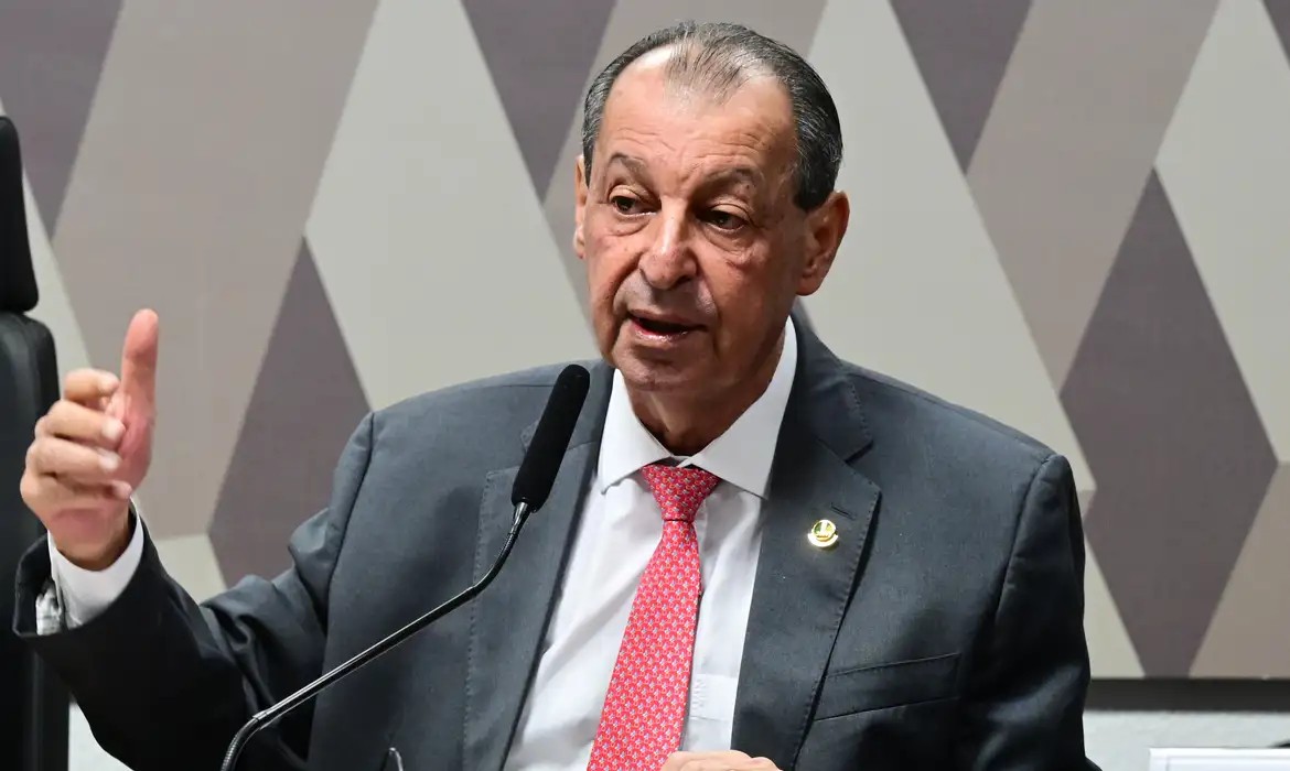 No momento você está vendo Relator da CCJ rejeita emendas da oposição que buscavam manter 6×1