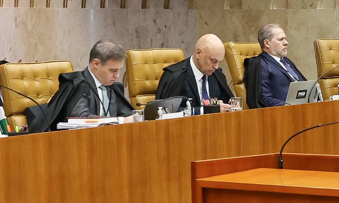 No momento você está vendo Mendonça acusa Moraes de direcionar investigação no STF