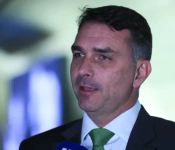 Mendonça incluiu Flávio Bolsonaro como investigado no caso Dark Horse