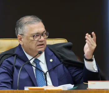 Flávio Dino pede vista de julgamento sobre Moraes e Mendonça