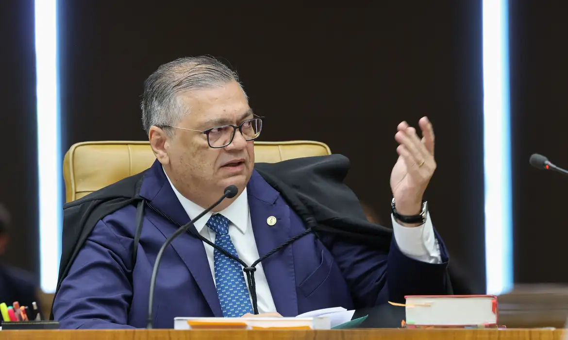 No momento você está vendo Flávio Dino pede vista de julgamento sobre Moraes e Mendonça
