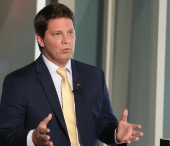 Deputado é alvo da PF por suspeita de envio irregular de R$ 2 milhões em emendas para filme sobre Bolsonaro