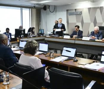 CCJ do Senado aprova PEC que acaba com jornada 6×1