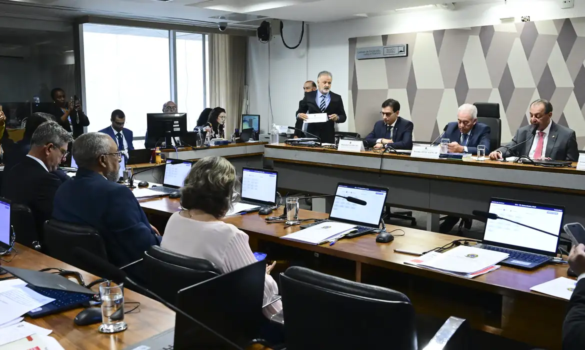 No momento você está vendo CCJ do Senado aprova PEC que acaba com jornada 6×1