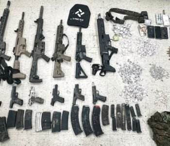 Criminosos flagrados com fuzis, carabina, espingarda e pistolas