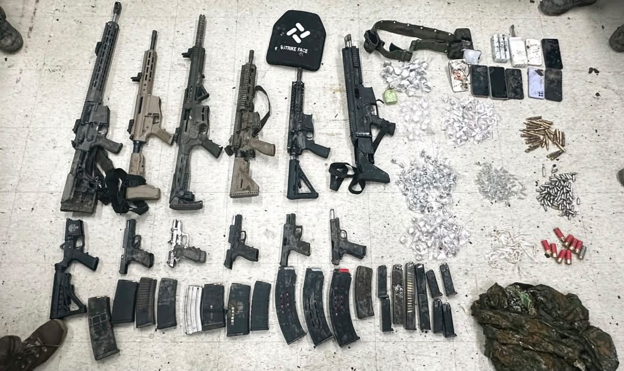 No momento você está vendo Criminosos flagrados com fuzis, carabina, espingarda e pistolas