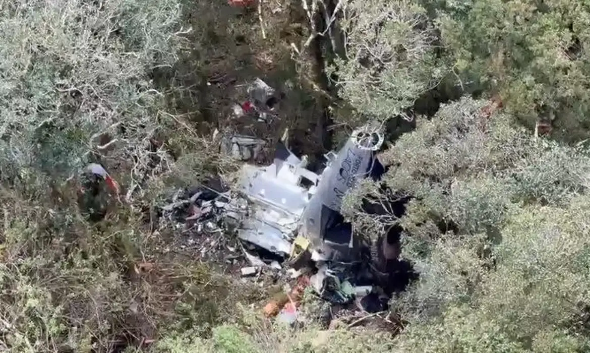 No momento você está vendo Bombeiros encontram helicóptero com corpo do cantor Rick