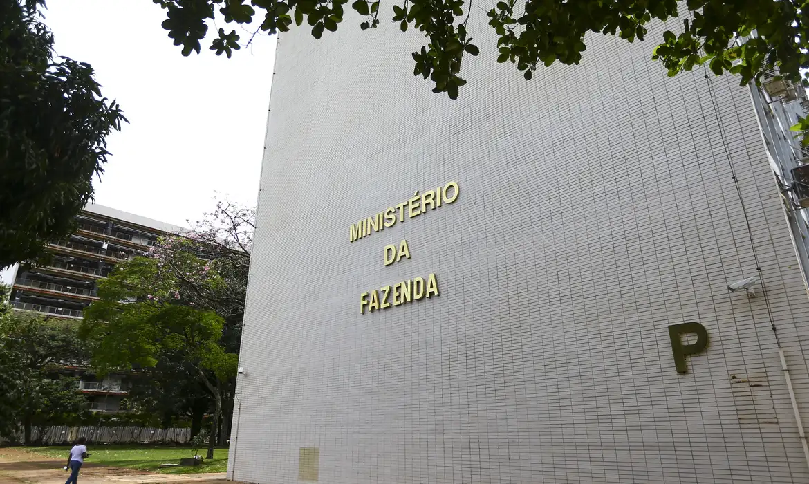 No momento você está vendo Governo reduz projeção do PIB para 2% em 2026 e 2,3% em 2027