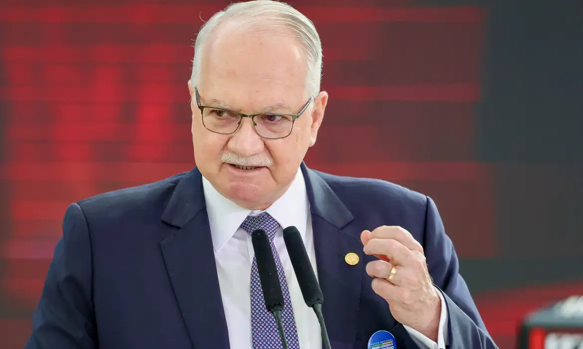 No momento você está vendo Fachin dá 5 dias para Mendonça e Gonet responderem acusação de Moraes