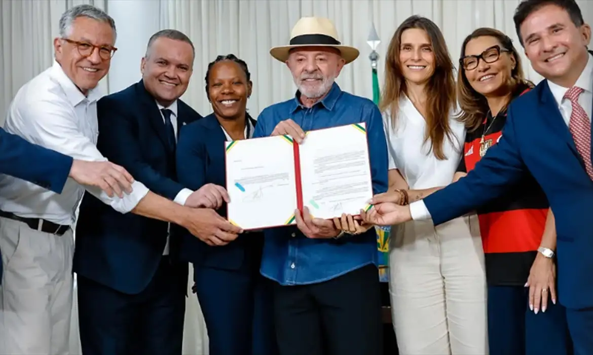No momento você está vendo Lula sanciona lei de incentivo ao desenvolvimento do futebol feminino