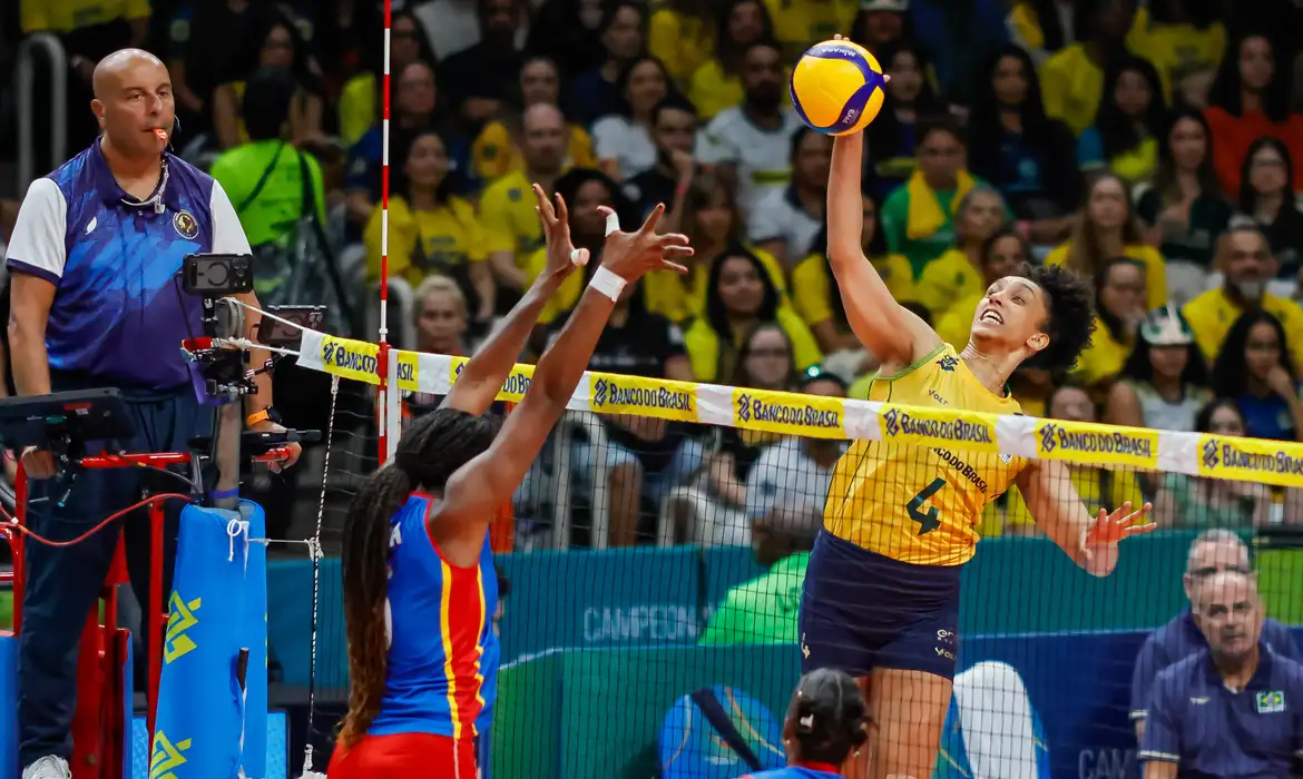 No momento você está vendo Brasil vence a terceira e lidera Sul-Americano feminino de vôlei