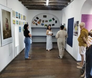 Exposição “O Corpo Liberto”, no Solar Ferrão, traz parede artística interativa