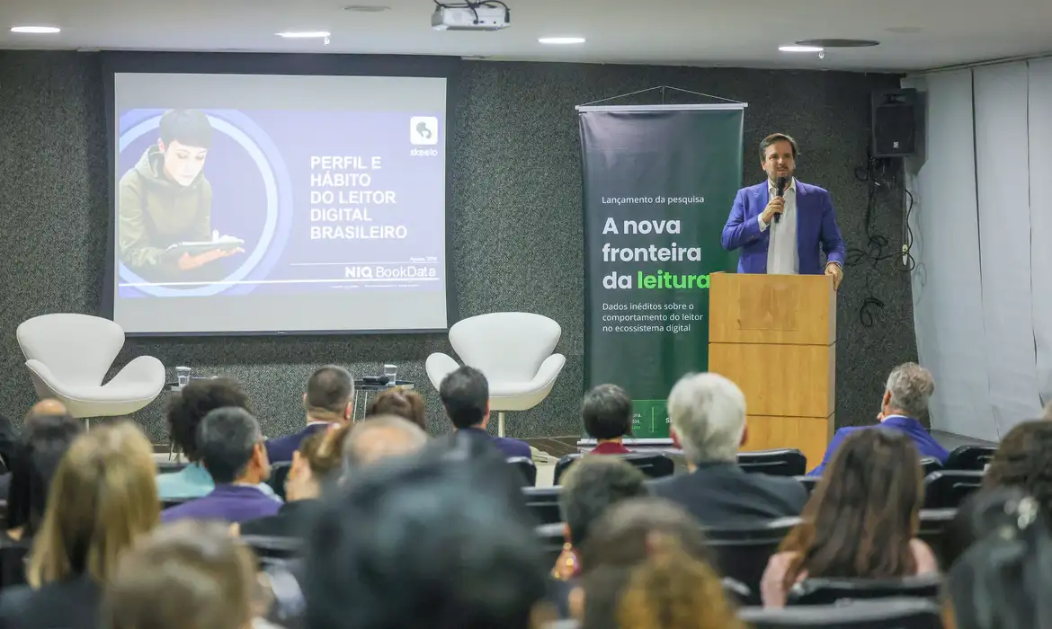 No momento você está vendo Pesquisa mostra que celular impulsiona a leitura digital no Brasil