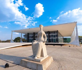 Mensagens de Moraes podem indicar tráfico de influência e obstrução à Justiça, avaliam advogados