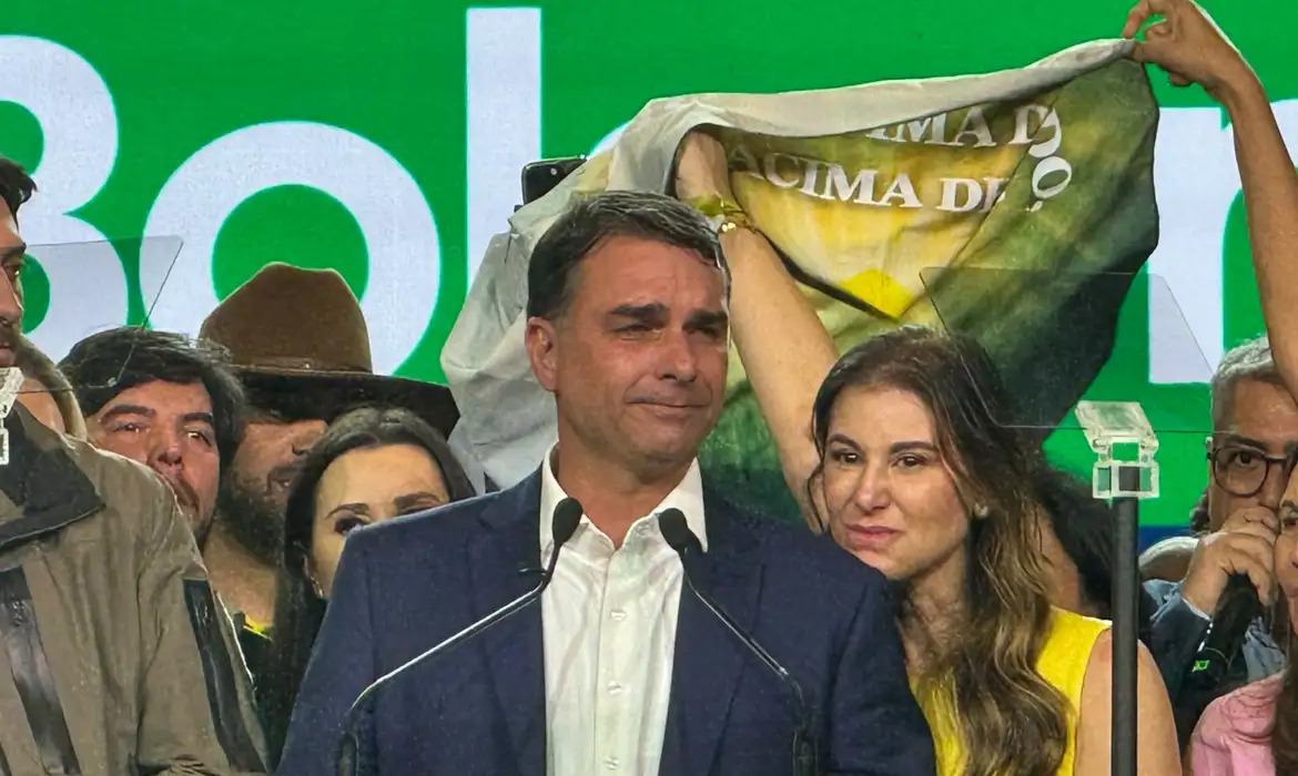 No momento você está vendo Flávio usou jatinho ligado a Vorcaro em viagem em 2025, diz revista