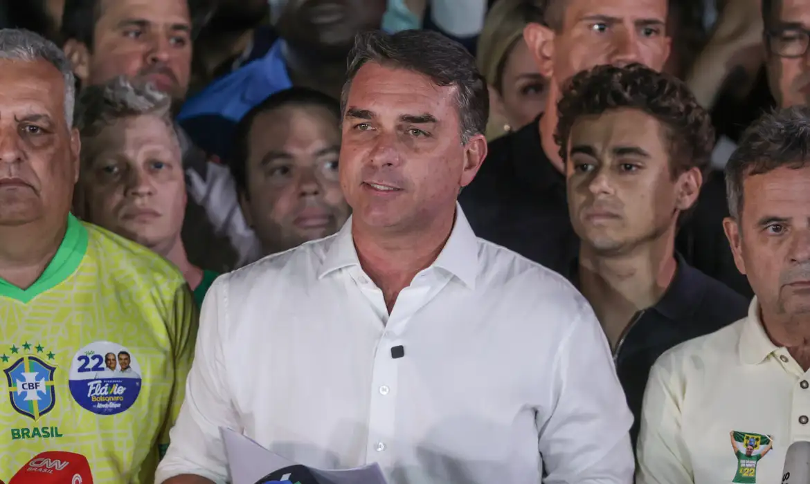 No momento você está vendo Polícia Federal cancela passaportes de Flávio Bolsonaro