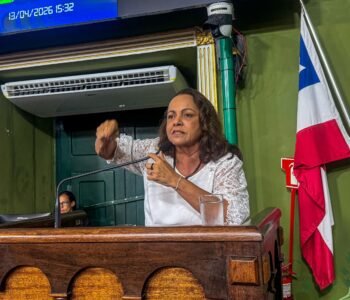 Aladilce requer suspensão da entrega da cidadania soteropolitana a Flávio Bolsonaro em comício