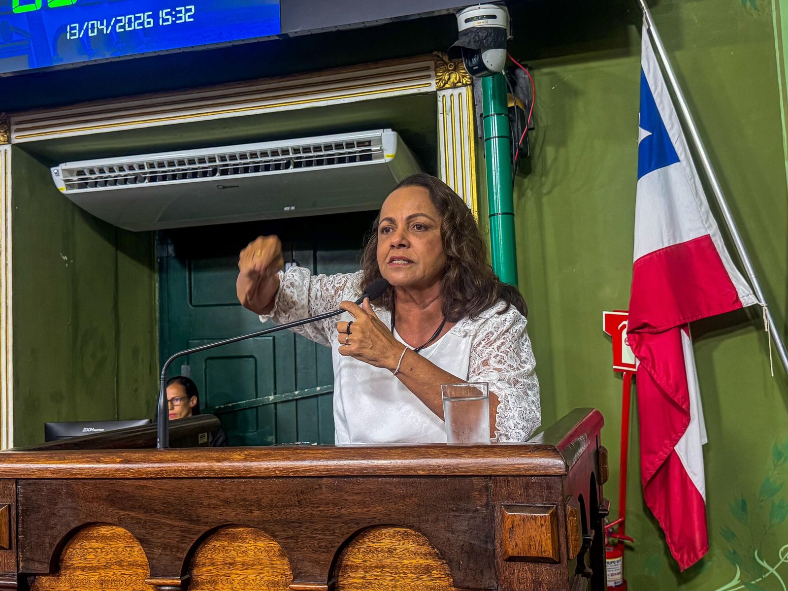 No momento você está vendo Aladilce requer suspensão da entrega da cidadania soteropolitana a Flávio Bolsonaro em comício