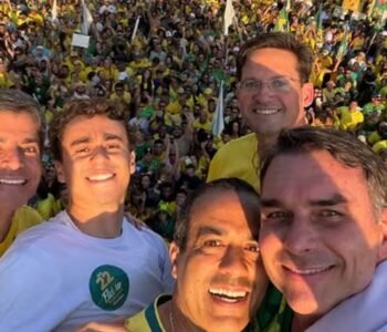 Flávio Bolsonaro recebe título de Cidadão Soteropolitano em ato político na Barra