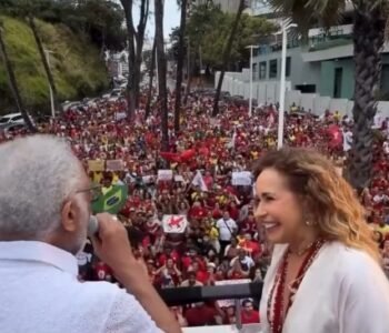 Ato pela Democracia reúne artistas e apoiadores de Lula em Salvador