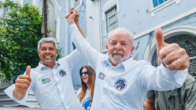 Jerônimo Rodrigues e Lula comemorando juntos