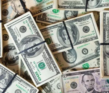 Dólar fecha abaixo de R$ 5 pela primeira vez desde maio