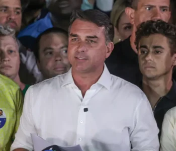 Aliados dizem que Flávio Bolsonaro fugiu para os Estados Unidos