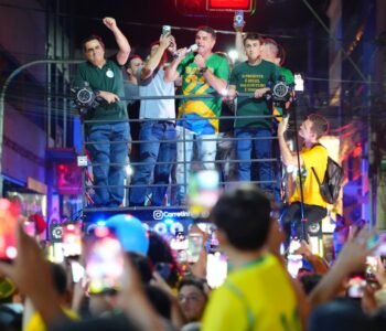 Flávio Bolsonaro participa de ato na Barra com ACM Neto e Nikolas Ferreira neste sábado