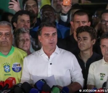 Flávio Bolsonaro cruza fronteira argentina e segue para o Equador