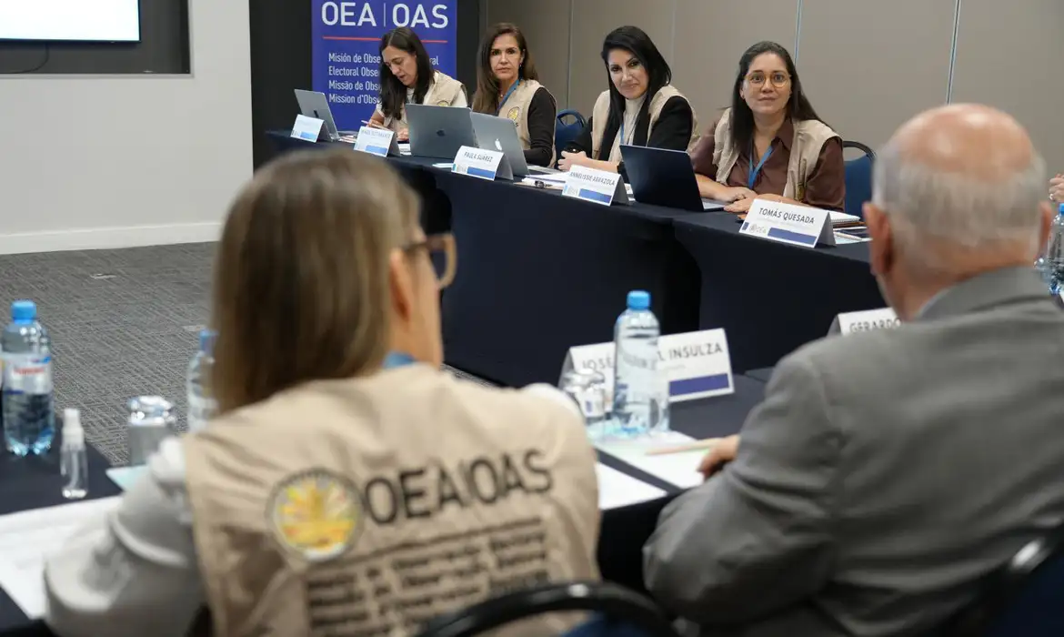 No momento você está vendo Observadores internacionais chegam ao Brasil para monitorar eleições