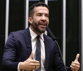 Deputado André Janones é internado com arritmia em São Paulo