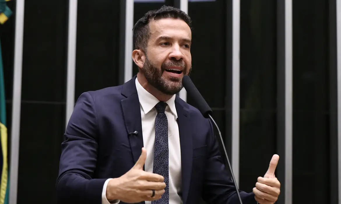 No momento você está vendo Deputado André Janones é internado com arritmia em São Paulo