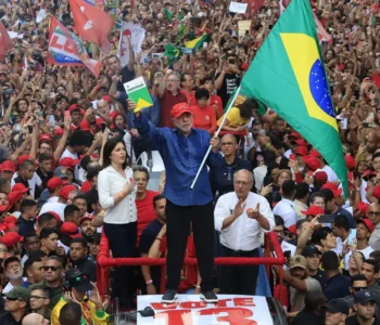 Lula é reeleito em virada histórica. Flávio diz que vai anular eleição