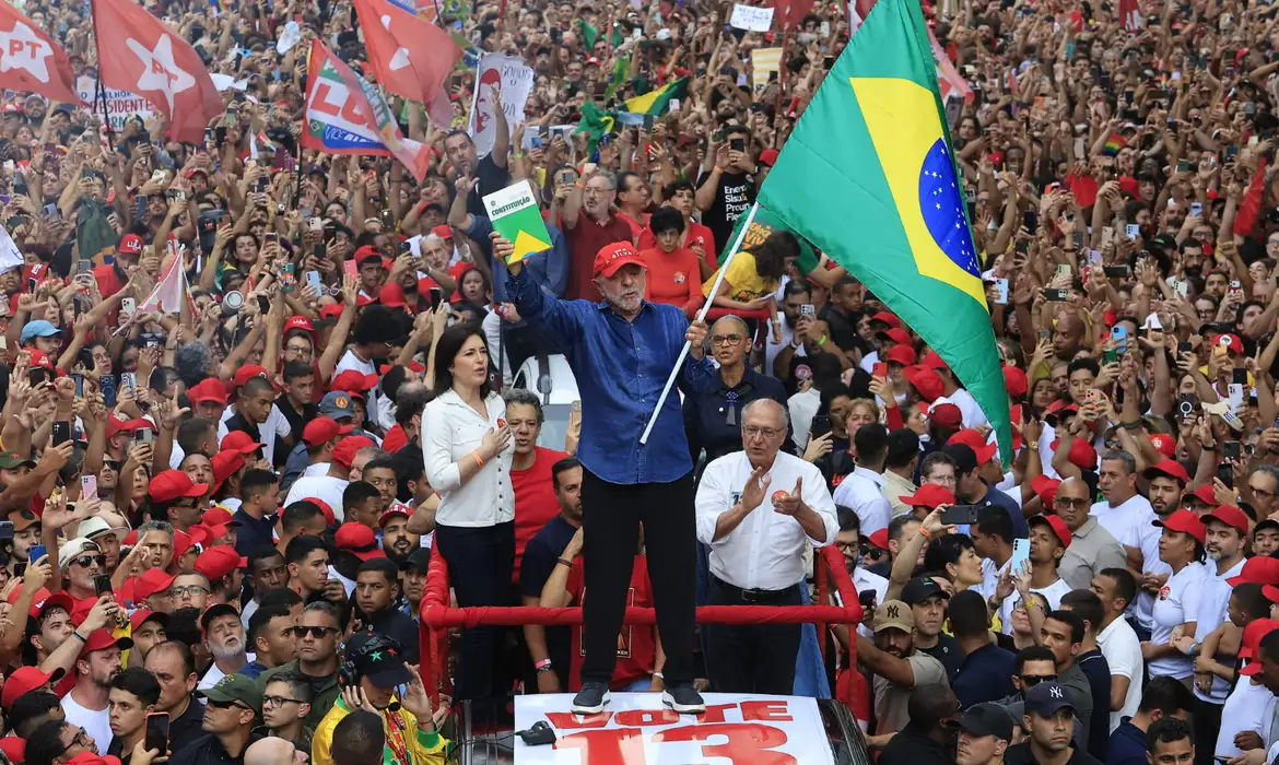 No momento você está vendo Lula é reeleito em virada histórica. Flávio diz que vai anular eleição