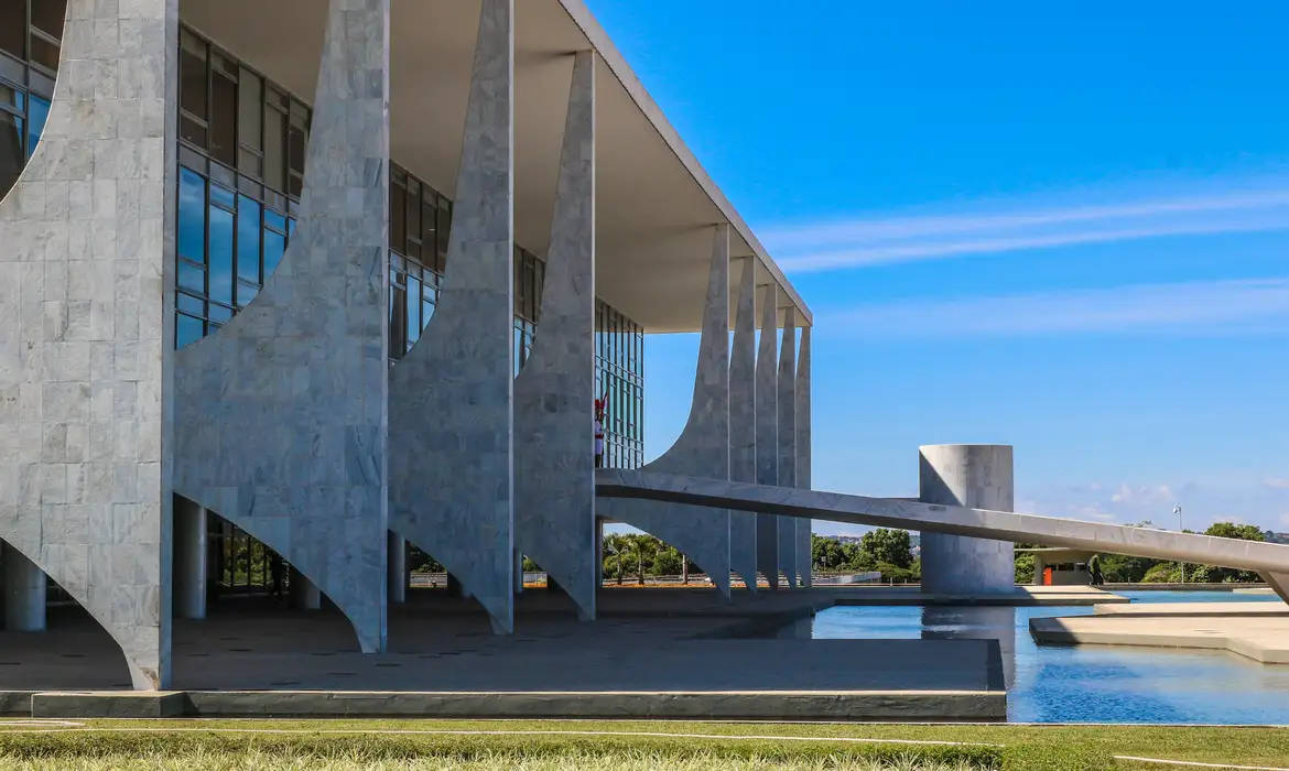 No momento você está vendo Instituto prevê impacto fiscal de R$ 40 bilhões com medidas de Lula