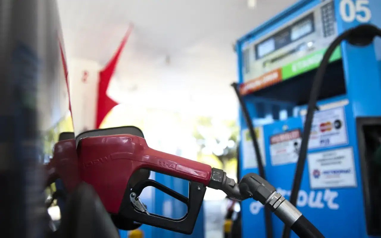 No momento você está vendo Governo prorroga por 30 dias a desoneração de tributos federais da gasolina
