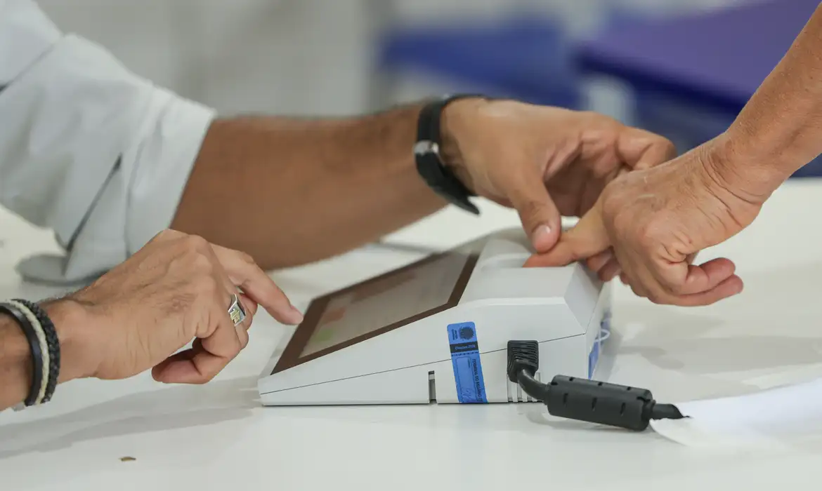 No momento você está vendo Eleitores nas urnas hoje para escolher o presidente do país