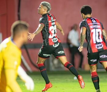 Vitória goleia Chapecoense e se distancia da zona