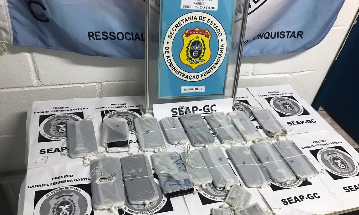 No momento você está vendo Governo cria programa nacional para bloquear celulares em presídios